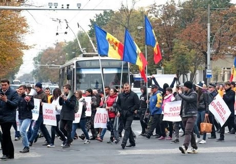В Молдавии тысячи людей вышли на акцию протеста оппозиции | ya62.ru