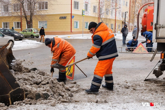 Работы сегодня хватило и специалистам «Концессий», и уборщикам снега | Источник: Алексей Волхонский / V1.RU