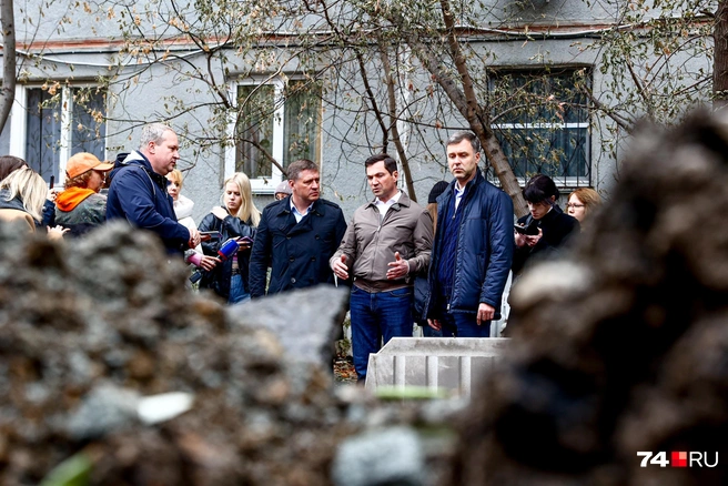 Низкая узнаваемость Алексея Лошкина отчасти удивительна, потому что он практикует публичные мероприятия вроде выездов на места уборки снега, мусора, коммунальные аварии и так далее | Источник: Наталья Лапцевич