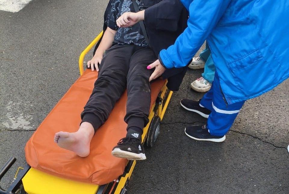 В Березовском мужчина сбросил ребенка с самоката на камни