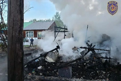Пожарные спасли летнюю кухню и дома в Февральске
