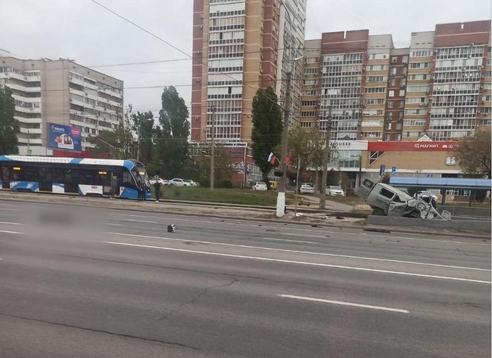В Волгограде попал на видео момент аварии с ритуальным УАЗом