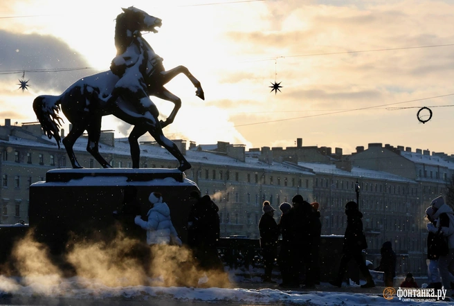 Парящий (во всех смыслах) зимний воздух. Пешеходы на Аничковом мосту в Петербурге