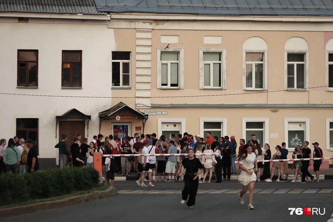 В перерывах хотелось охладиться, продавцам ближайшего супермаркета в этот вечер было некогда присесть  | Источник: Александр Куренной / 76.RU 