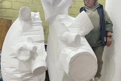 Братские художники создают сердце кита и челюсти мегалодона