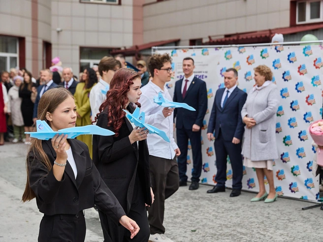 Ученики на линейке | Источник: Александр Ощепков / NGS.RU