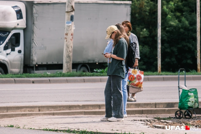 Темные джинсы + футболка оверсайз — выбор молодого поколения | Источник: Булат Салихов / UFA1.RU