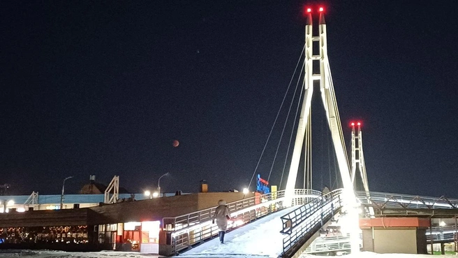 В Иркутске наблюдения проводились в нескольких местах. Кровавую Луну можно было увидеть и невооруженным глазом | Источник: Евгения Скареднева, «Иркутский астроном» / T.me