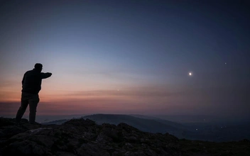 Луну видим, а планеты где? Что не так с фото парада планет 1 июня 2024 года