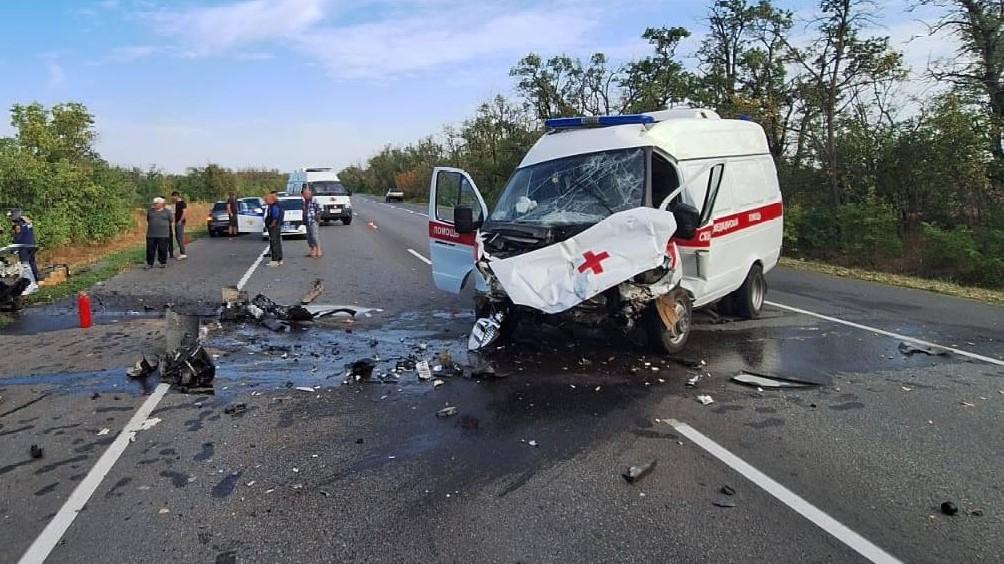 «Водитель ходит, орет, с ума сходит»: под Волгодонском легковушка влетела лоб в лоб в скорую