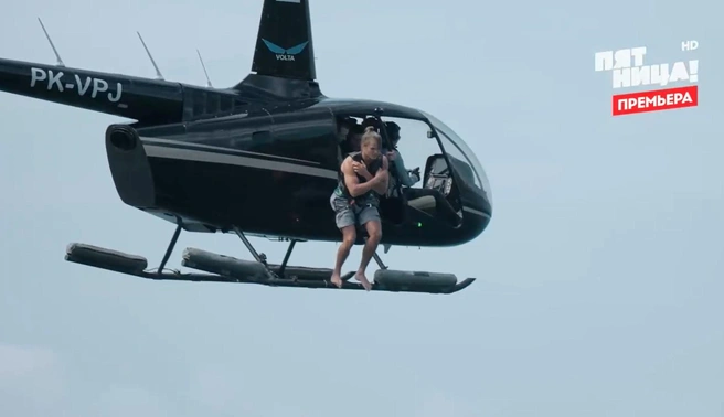 После прыжка с вертолета у Степана была фора в 10 секунд | Источник: кадр из реалити-шоу «Ставка на любовь» (16+), телеканал «Пятница», 2025 год