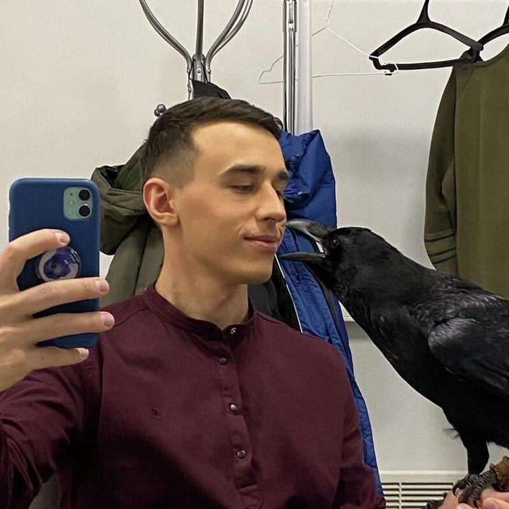Умер 29-летний автор канала «Ворон TV» и хозяин птицы Гоши Александр Чугайнов