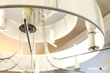 Как только начинает идти дождь&nbsp;— с этой и других люстр стекает вода | Источник: Артем Устюжанин / MSK1.RU