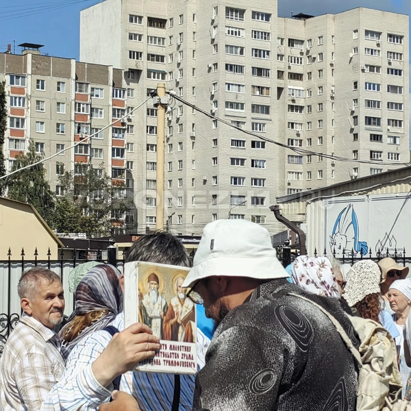 Желающие могли приложиться к кирпичу Спиридона Тримифунтского | Источник: Андрей Пашинский / Voronezh1.ru