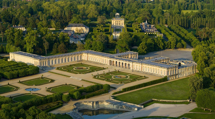 В Версале открылся Парфюмерный сад