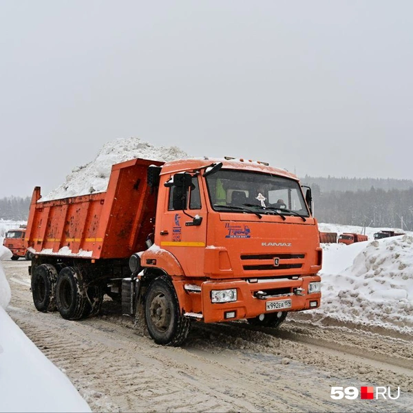 Снег вываливают на полигоне | Источник: Василина Любимова / 59.RU