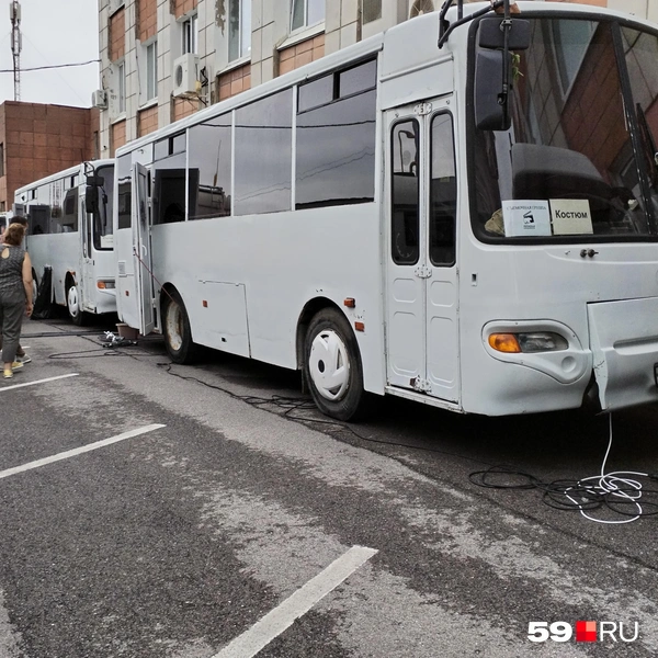 В перерывах между сценами актеры могут уйти в автобусы, оборудованные под гримерку и костюмерную | Источник: Ирина Тропина / 59.RU