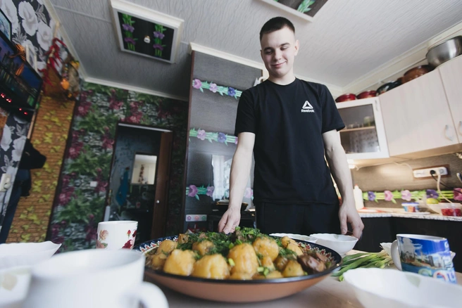 В семье Мещеряковых любят вкусно готовить, но в больнице заставить Сергея есть было непросто | Источник: Дарья Пона