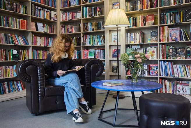 Книги делают не только для того, чтобы с ними фотографироваться. Еще их можно читать, а потом проверять себя в наших тестах | Источник: Александр Ощепков / NGS.RU