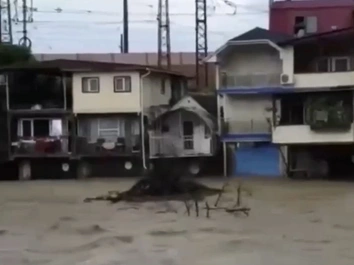 Люди тонут, машины сносит потоком, отключены свет и водоснабжение. В Сочи катастрофический потоп