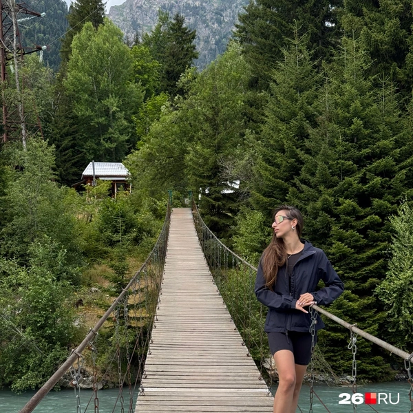 Подвесной мост в Домбае: красиво на фото, страшно, когда идёшь по доскам над ревущей рекой | Источник: Габриелла Захарова / 26.RU