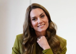 Королевский образ дня: Кейт Миддлтон в оливковом костюме Victoria Beckham