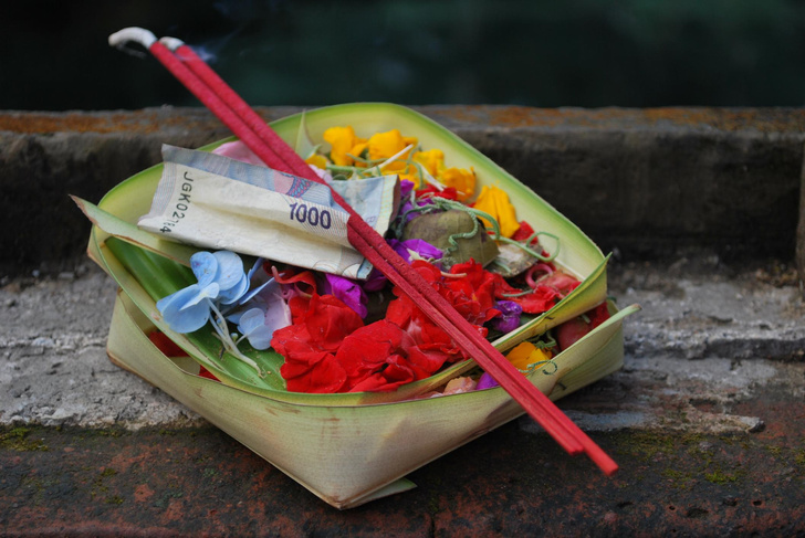 Букетики, свечи, деньги: почему на Бали туристам нужно внимательно смотреть под ноги