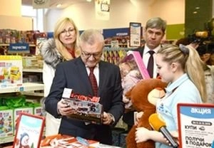 Ковалев купил подарки трем воспитанникам детдома | ya62.ru