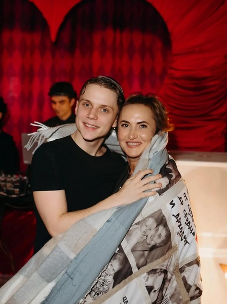 Ваня Дмитриенко с мамой | Источник: Соцсети