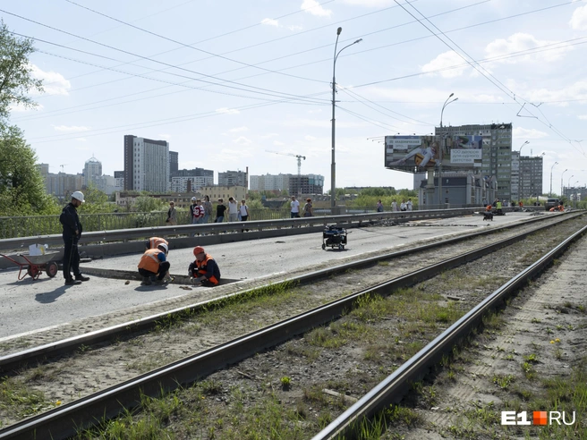 В середине мая рабочие полностью закрыли для движения четную сторону моста, ведущую на ЖБИ | Источник: Кирилл Кушнов / E1.RU
