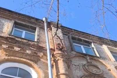 В Волгограде кирпичи осыпаются с фасада исторической школы