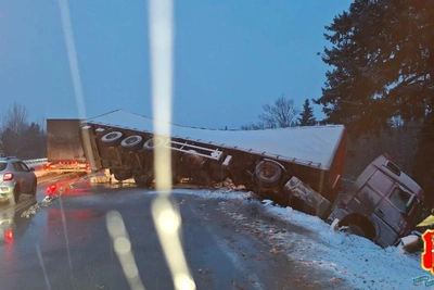 Дорожники перекрыли тракт из-за опрокинувшейся фуры