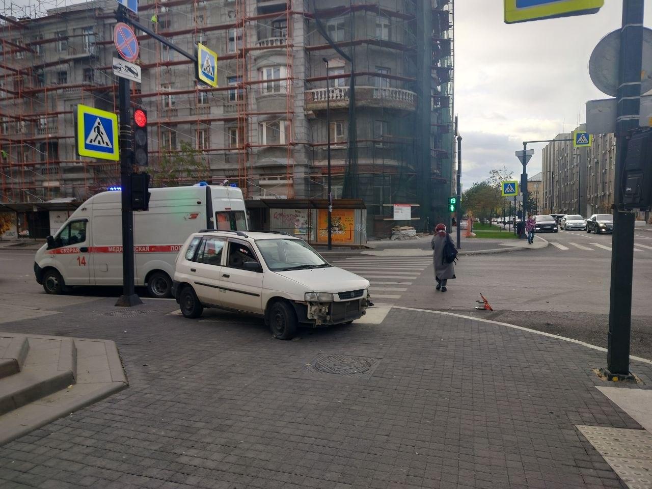 «Надеюсь, пешеходов не задело»: в центре Красноярска легковушка вылетела на тротуар