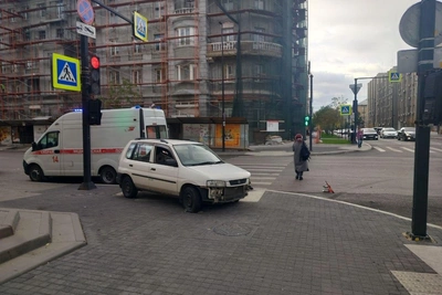 В Красноярске легковушка вылетела на тротуар