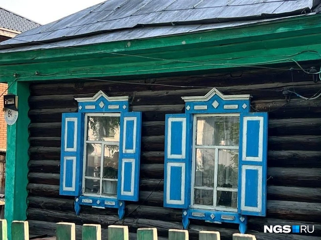 Некоторые владельцы оставляют старые деревянные окна и ухаживают за наличниками | Источник: Настасья Медведева / NGS.RU