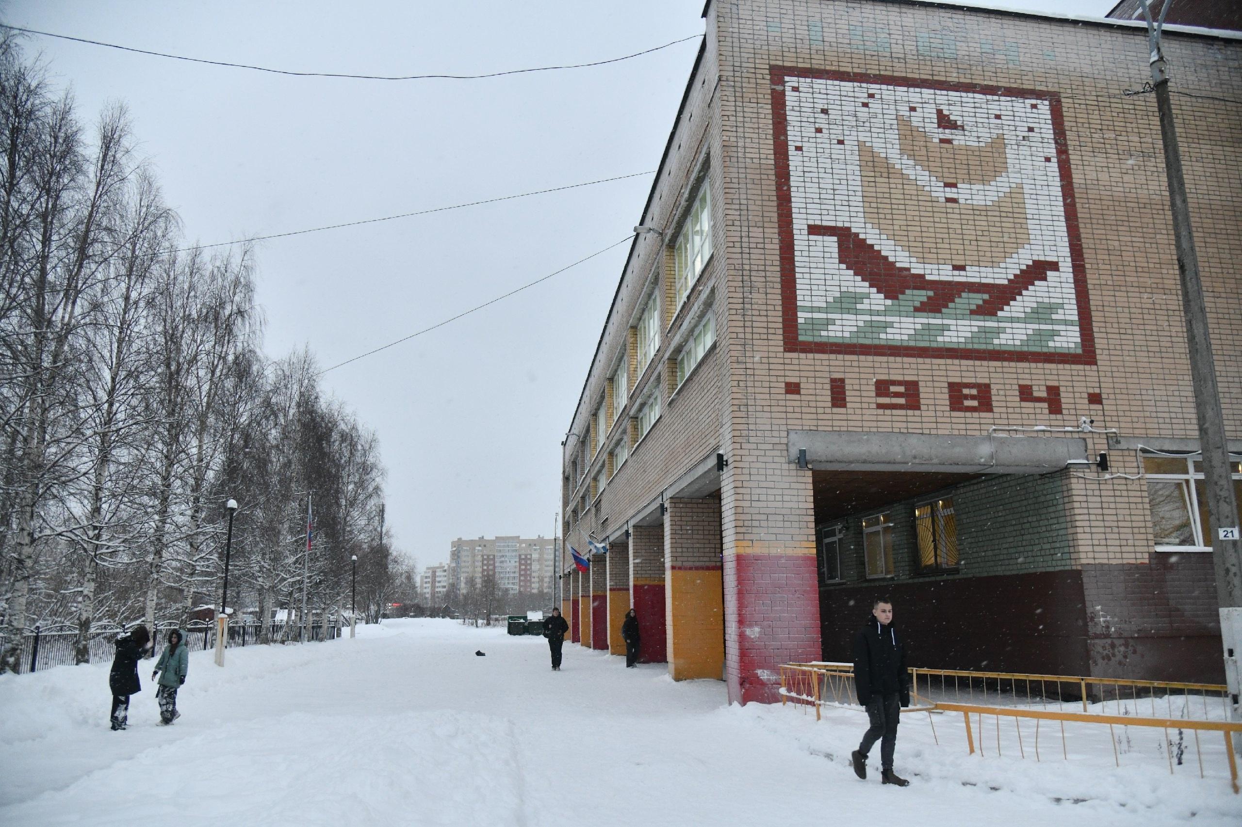 В соцсетях пишут, что на охранника школы напали с ножом: что говорит директор