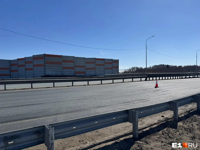 На дороге просел грунт, из-за чего автомобиль подкинуло в воздух, как на трамплине | Источник: читатель E1.RU