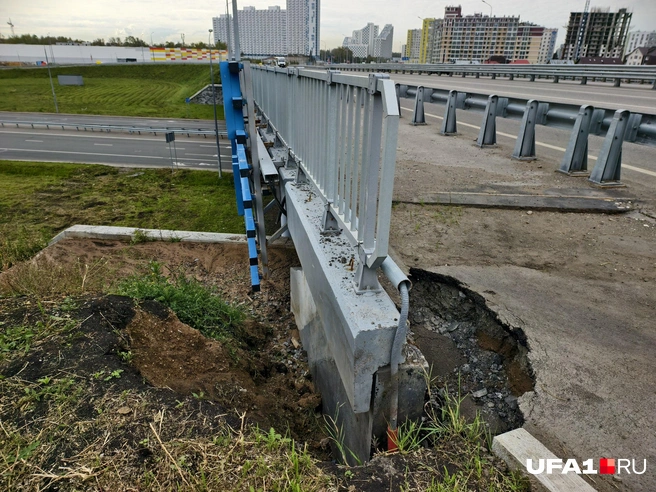 Часть дорожного покрытия съехала | Источник: Булат Салихов / UFA1.RU