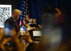 Экс-президент США Дональд Трамп запустил бренд золотых кроссовок