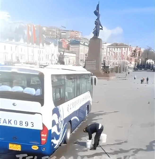 Также туристические автобусы занимают парковочные места в центре | Источник: Dps Vl / Telegram