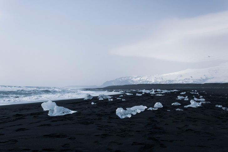 13 самых впечатляющих пляжей мира с черным песком — от Исландии до Новой Зеландии