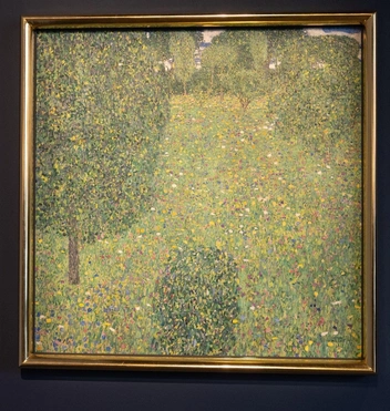 «Blooming Meadow» художника Густава Климта также проданная на этом аукционе.