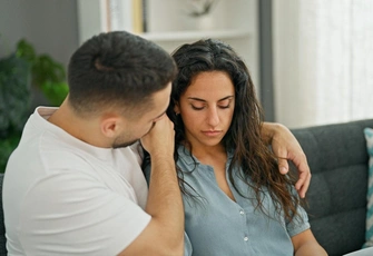 «Мы встречаемся полтора года, но мужчина не знакомит меня ни с друзьями, ни с семьей»