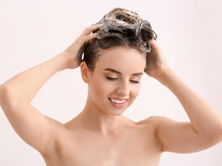 Главная ошибка при мытье волос, которую вы допускаете постоянно — и даже не знаете об этом