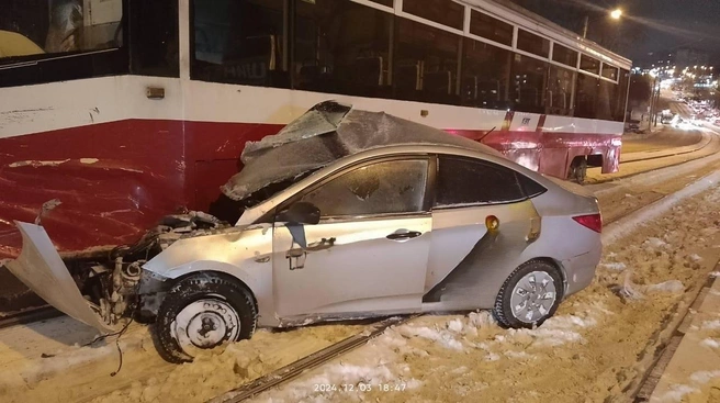 Трамвай столкнулся с автомобилями «Тойота» и «Хендай Солярис» | Источник: ГУ МВД России по НСО