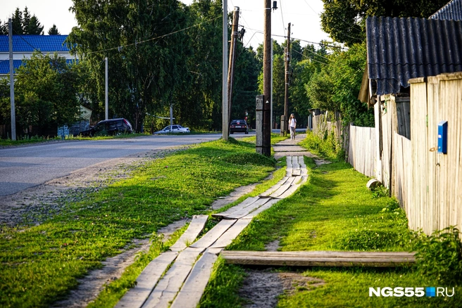 Вдоль проезжей части выложены дощатые дорожки | Источник: Тамара Башаева / NGS55.RU
