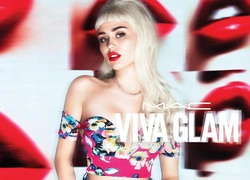 Майли Сайрус снялась для MAC Viva Glam