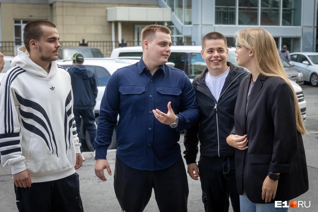 У Саши Храбровой (справа) трое братьев. Младший — Даня (слева), ему 18 лет, рядом стоит Миша, ему 24, а между ним и Сашей — Дима, ему 22, и только в этом году он узнал свою семью | Источник: Владислав Лоншаков / E1.RU