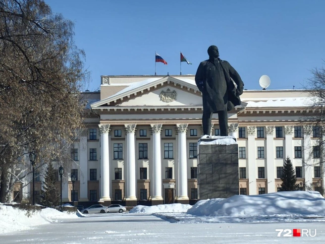 Конечно, у правительства области чисто и убрано. Сугробы только на газонах  | Источник: Павел Красоткин / 72.RU