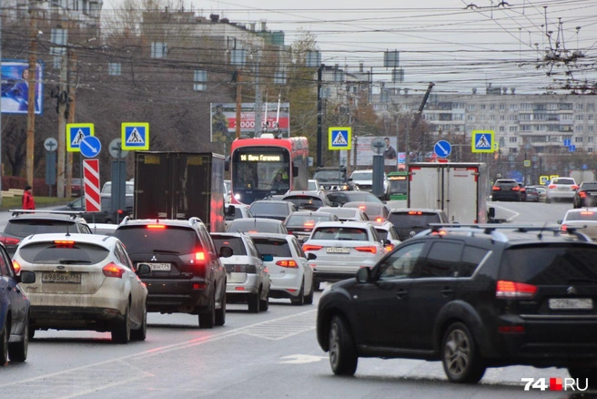 Комсомольский проспект опять страдает от пробок | Источник: Артем Краснов